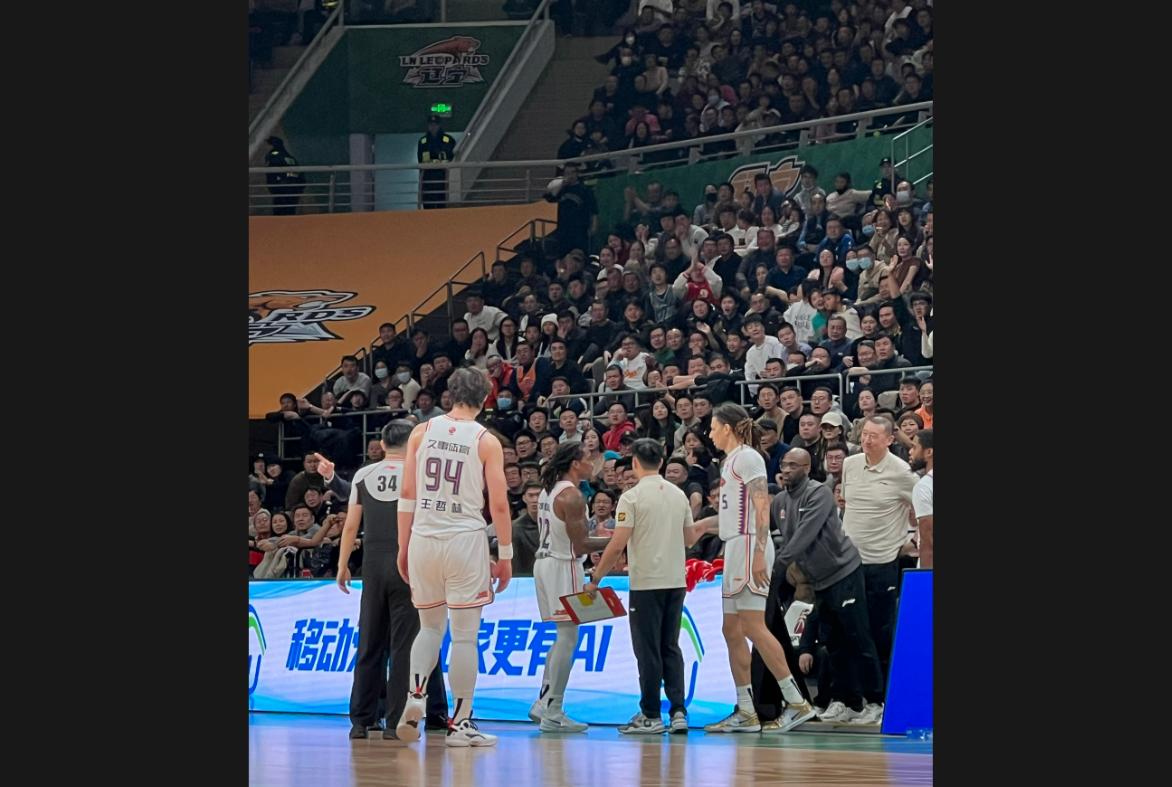 上海队爆发神级表现，CBA季后赛被彻底压制，进球的简单介绍