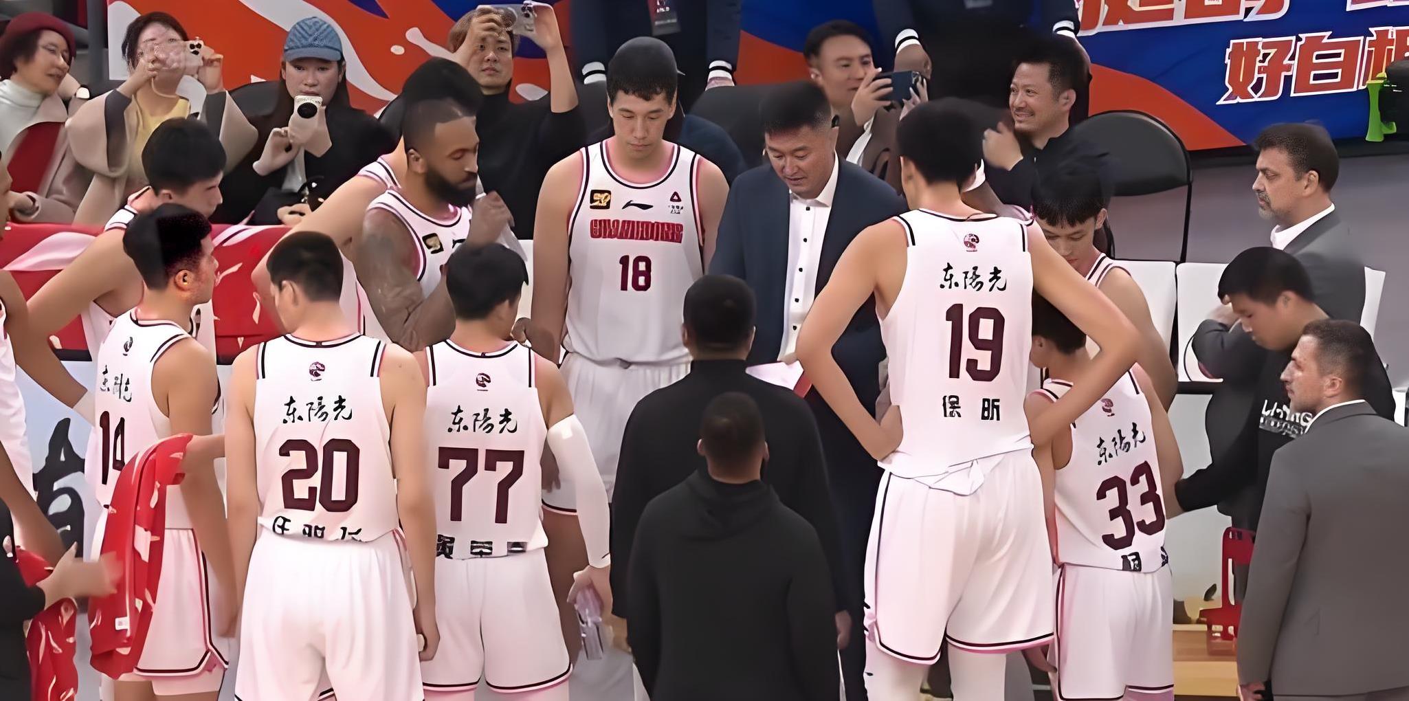 上海队爆发神级表现，CBA季后赛被彻底压制，进球的简单介绍