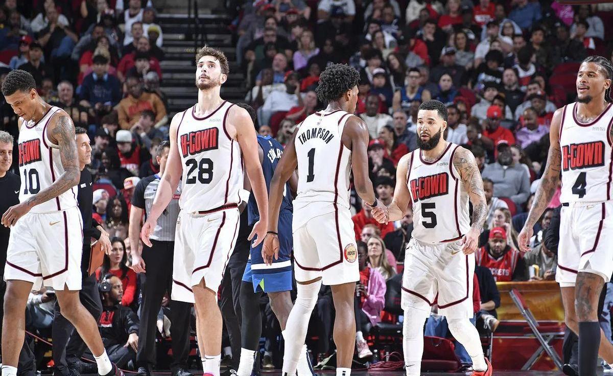 火箭团队配合默契，取得胜利