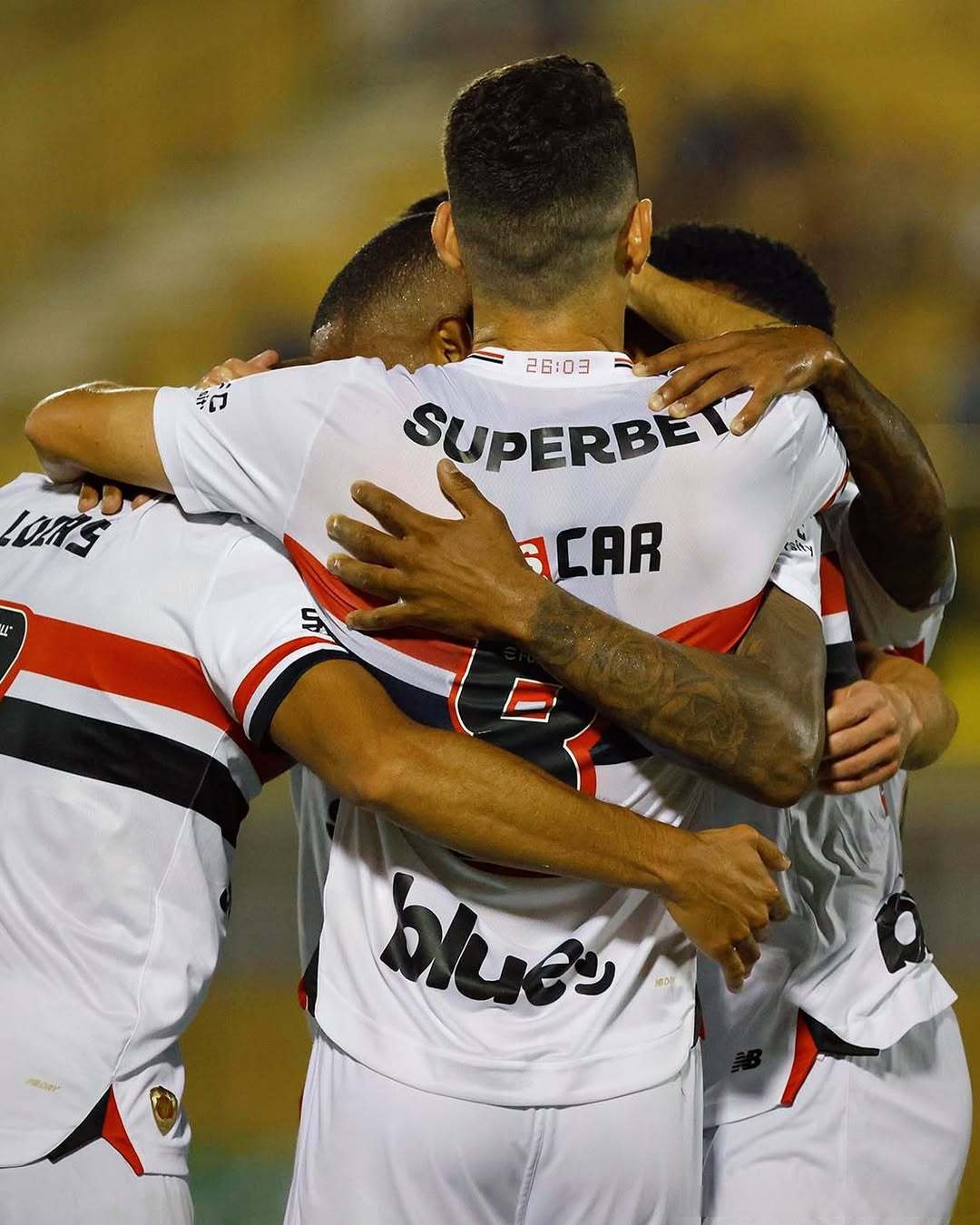 塞维利亚客场苦战取得关键胜利