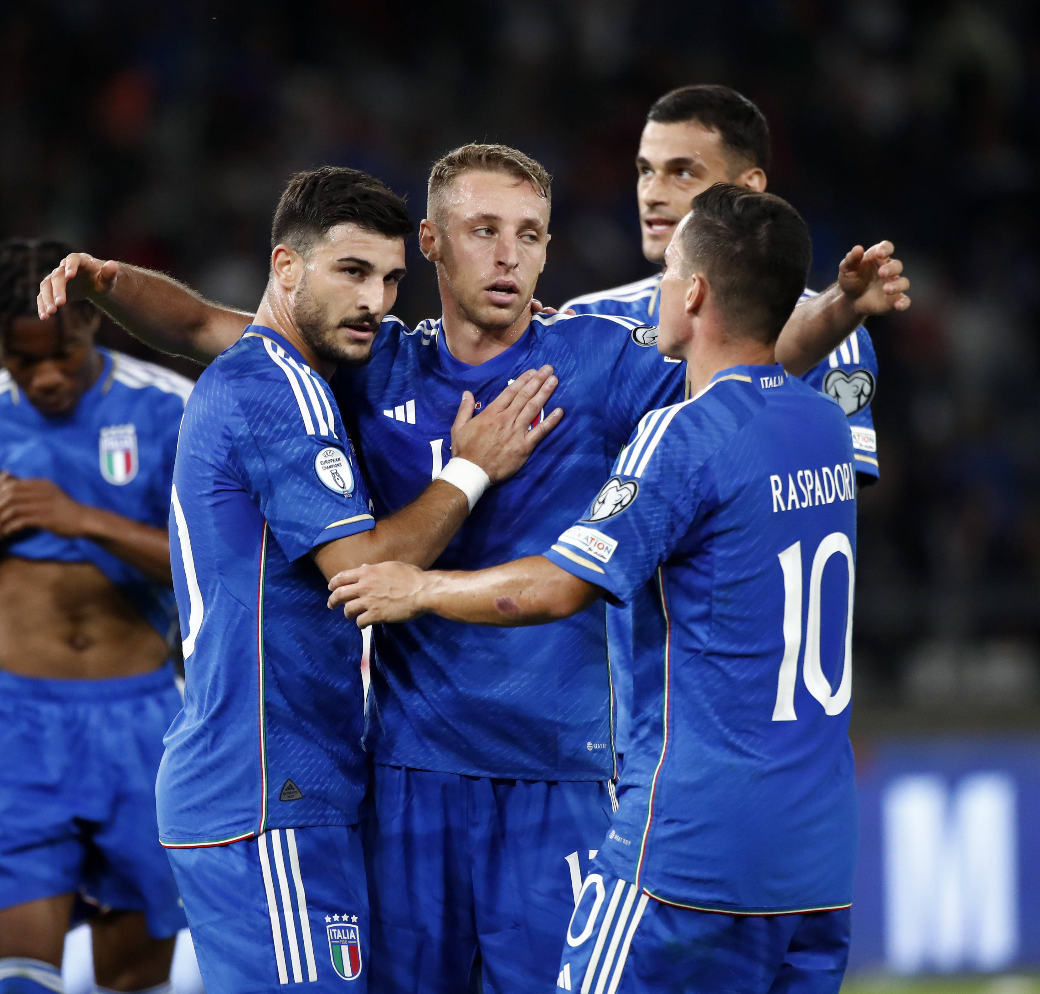 意大利国家队夺得欧预赛小组第一名
