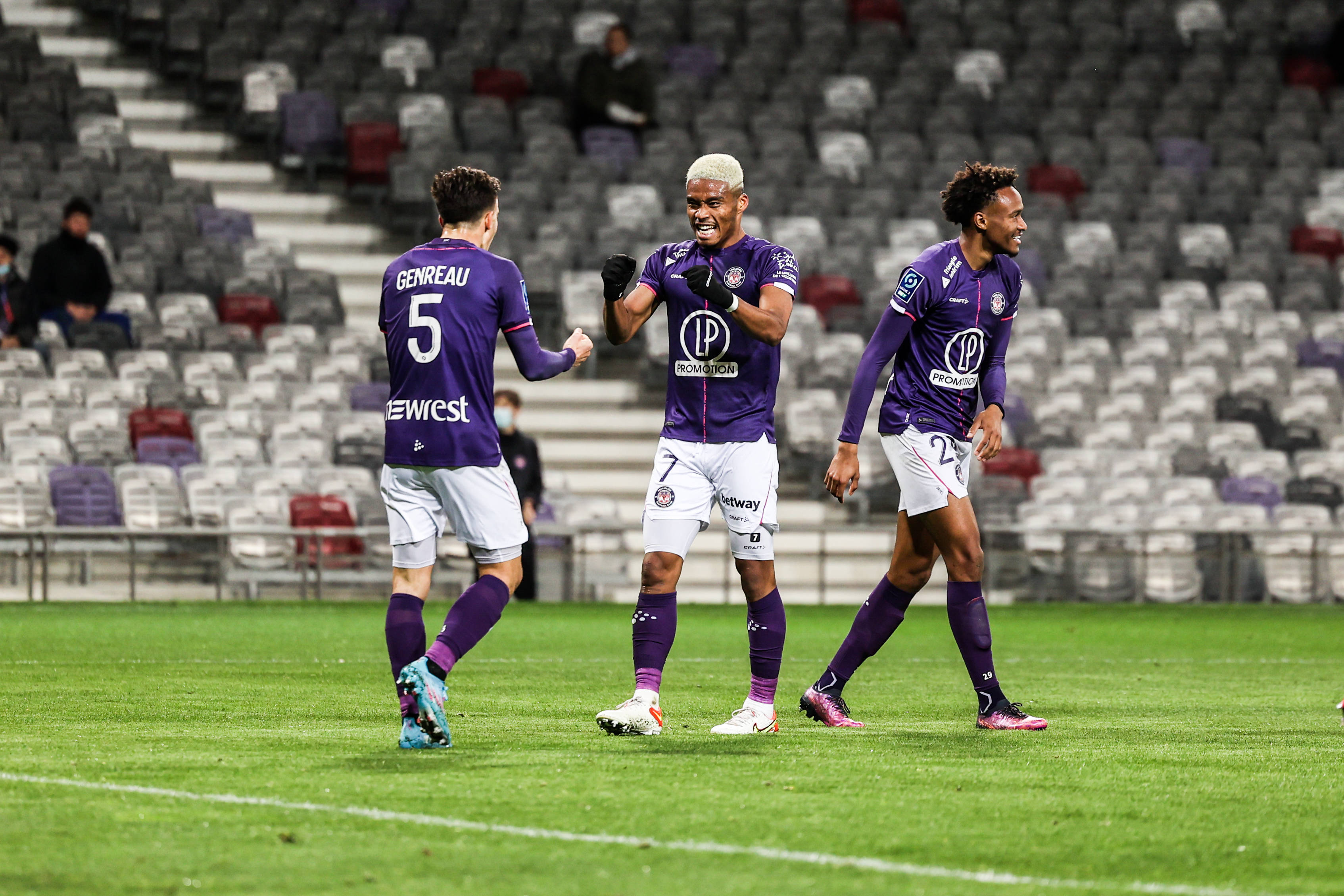 包含竞技场上的战火:女子足球队实力雄厚,对手难阻的词条 包含竞技场上的战火:女子足球队实力雄厚,对手难阻的词条