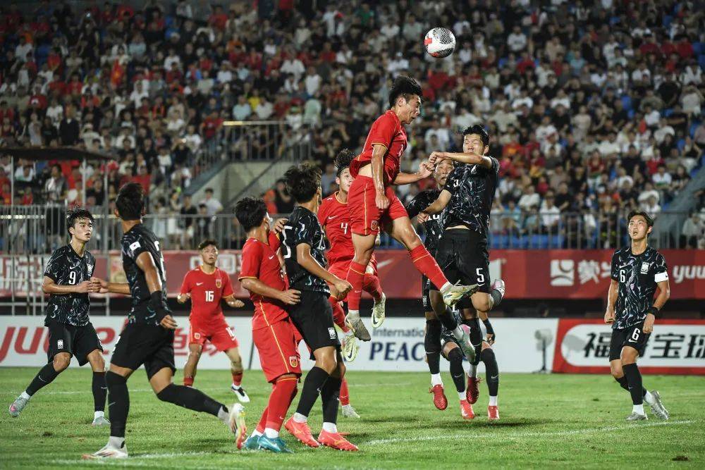 绿茵场上球员们的比赛表现受到赞扬 绿茵场上球员们的比赛表现受到赞扬