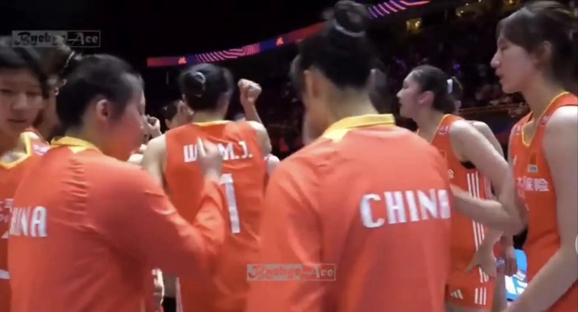 包含精心策划的比赛中球员们奋力拼搏，展现出色实力的词条