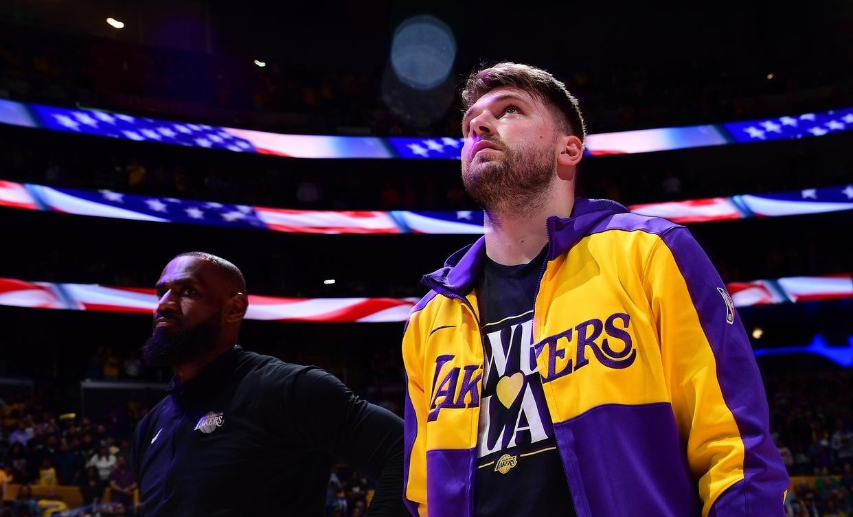 西部强队对决:湖人战士交锋如火如荼的简单介绍 西部强队对决:湖人战士交锋如火如荼的简单介绍