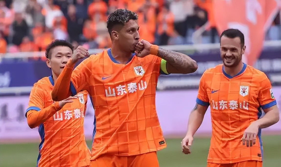 备受瞩目的比赛，双方拼尽全力