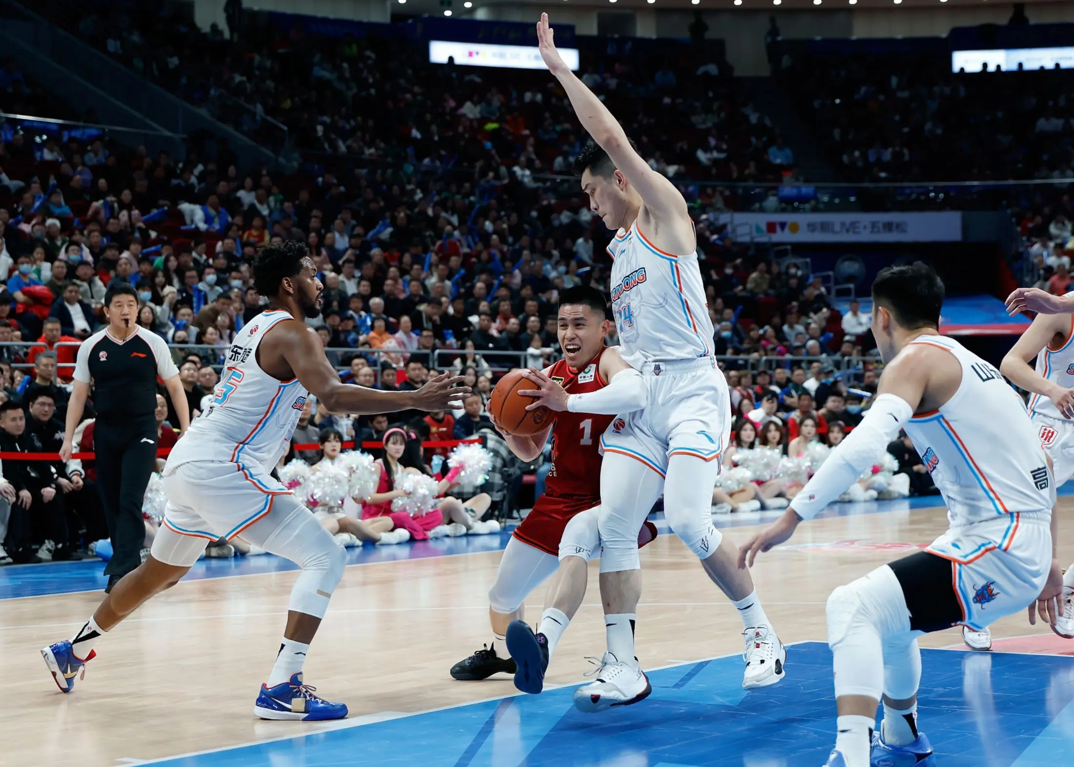 球队技术过硬，以精湛技巧击败对手轻松晋级