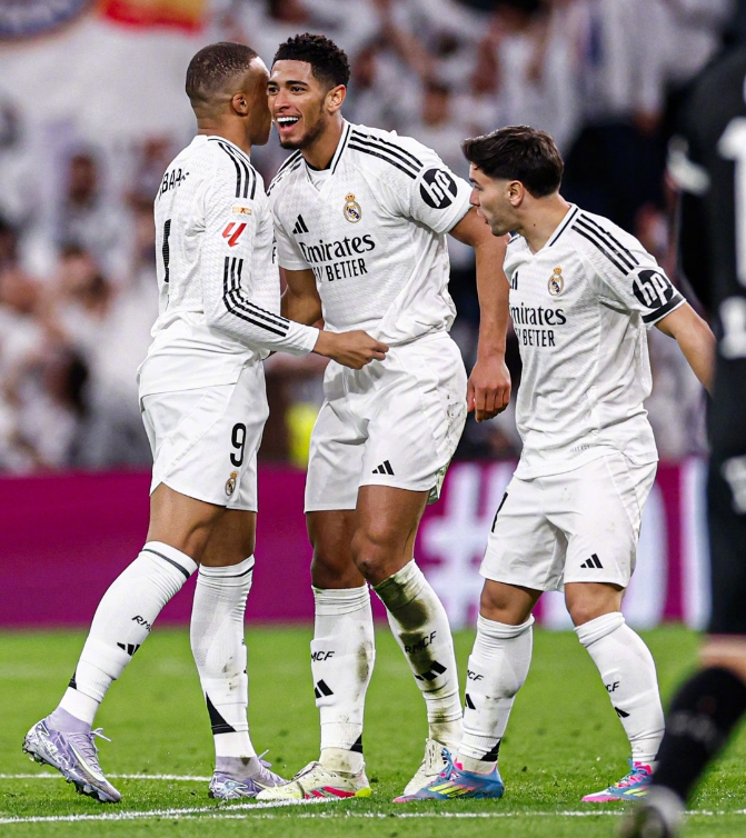 关于皇马主场战胜巴萨，C罗梅开二度帮助球队豪取三分的信息