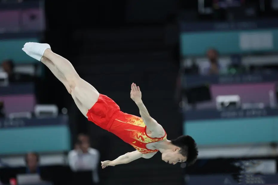 加拿大蹦床选手高难度动作成功，登上领奖台！