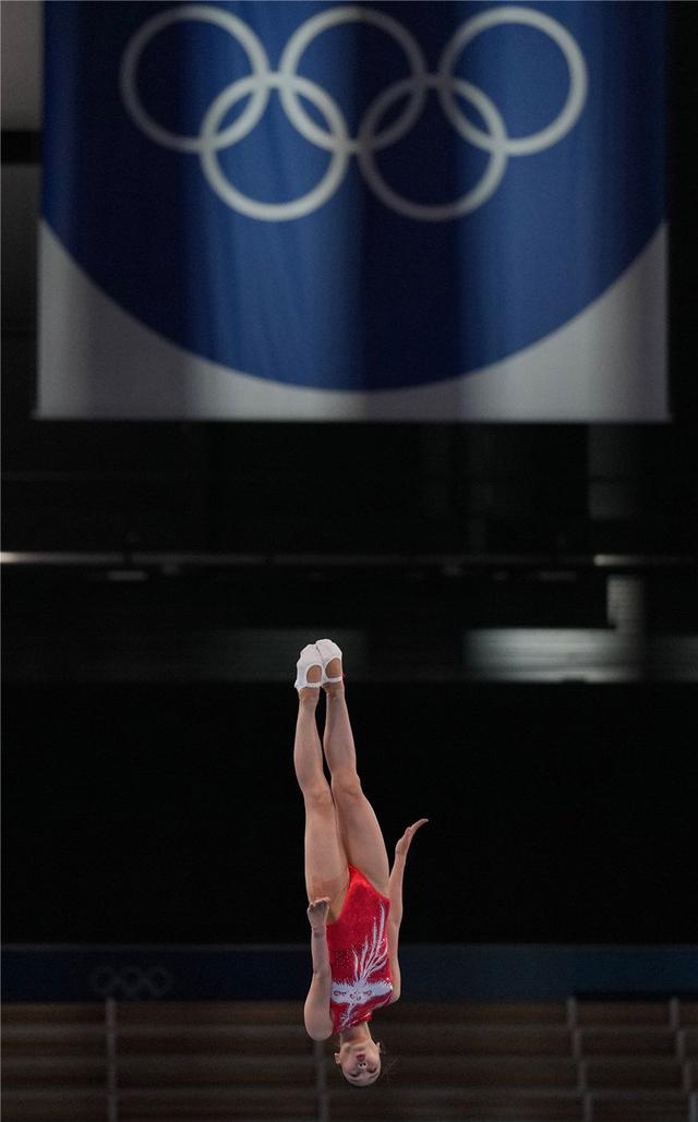 加拿大蹦床选手高难度动作成功，登上领奖台！