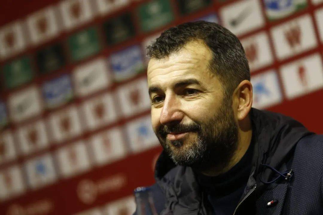 关于塞维利亚队长卡洛斯·费尔南德斯因伤将缺席接下来的西甲比赛的信息