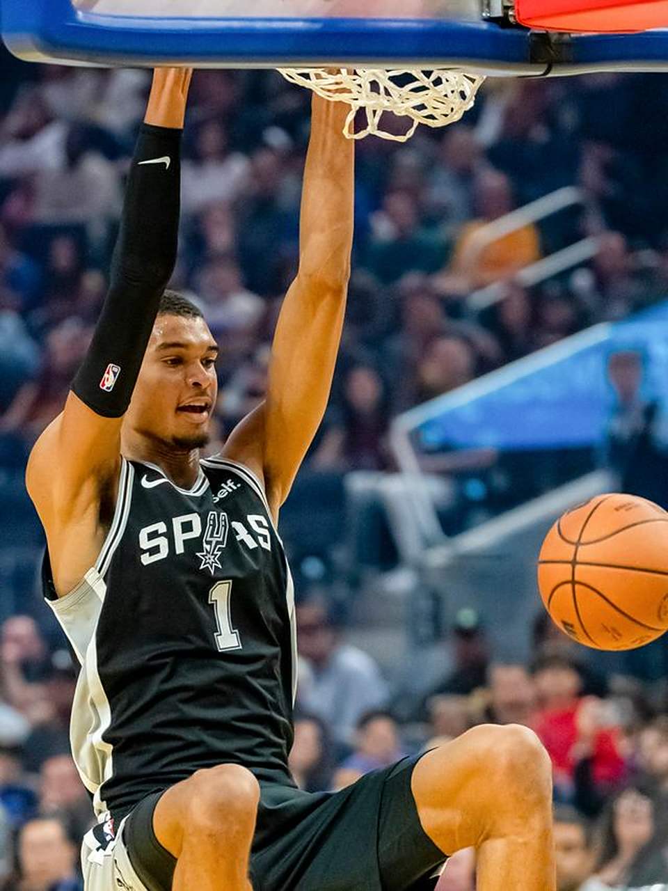 马刺外援获封最佳球员,全面表现 马刺外援获封最佳球员,全面表现