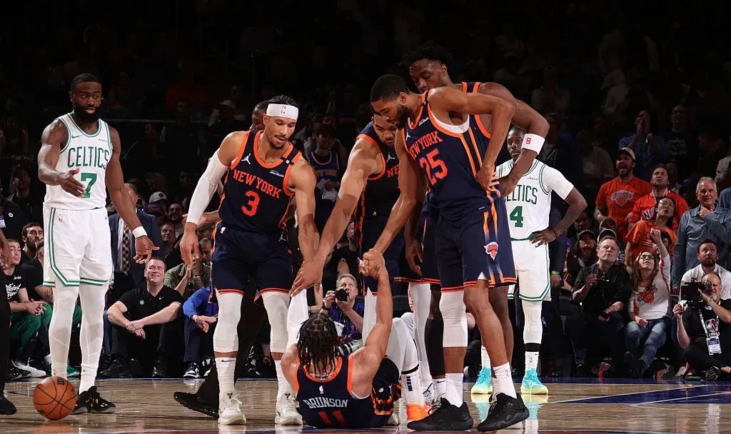 黑夜之狼球队夺冠，成功捧得冠军奖杯