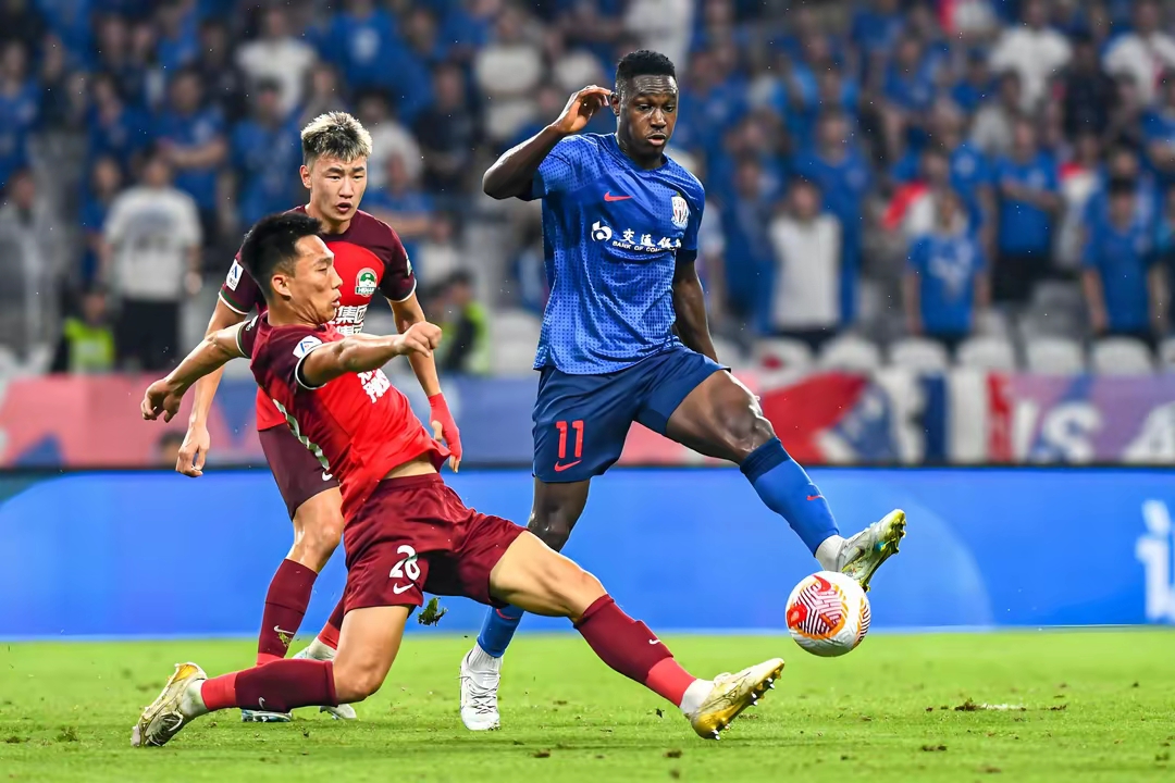 中超比赛频频受外界干扰，影响球员发挥的简单介绍