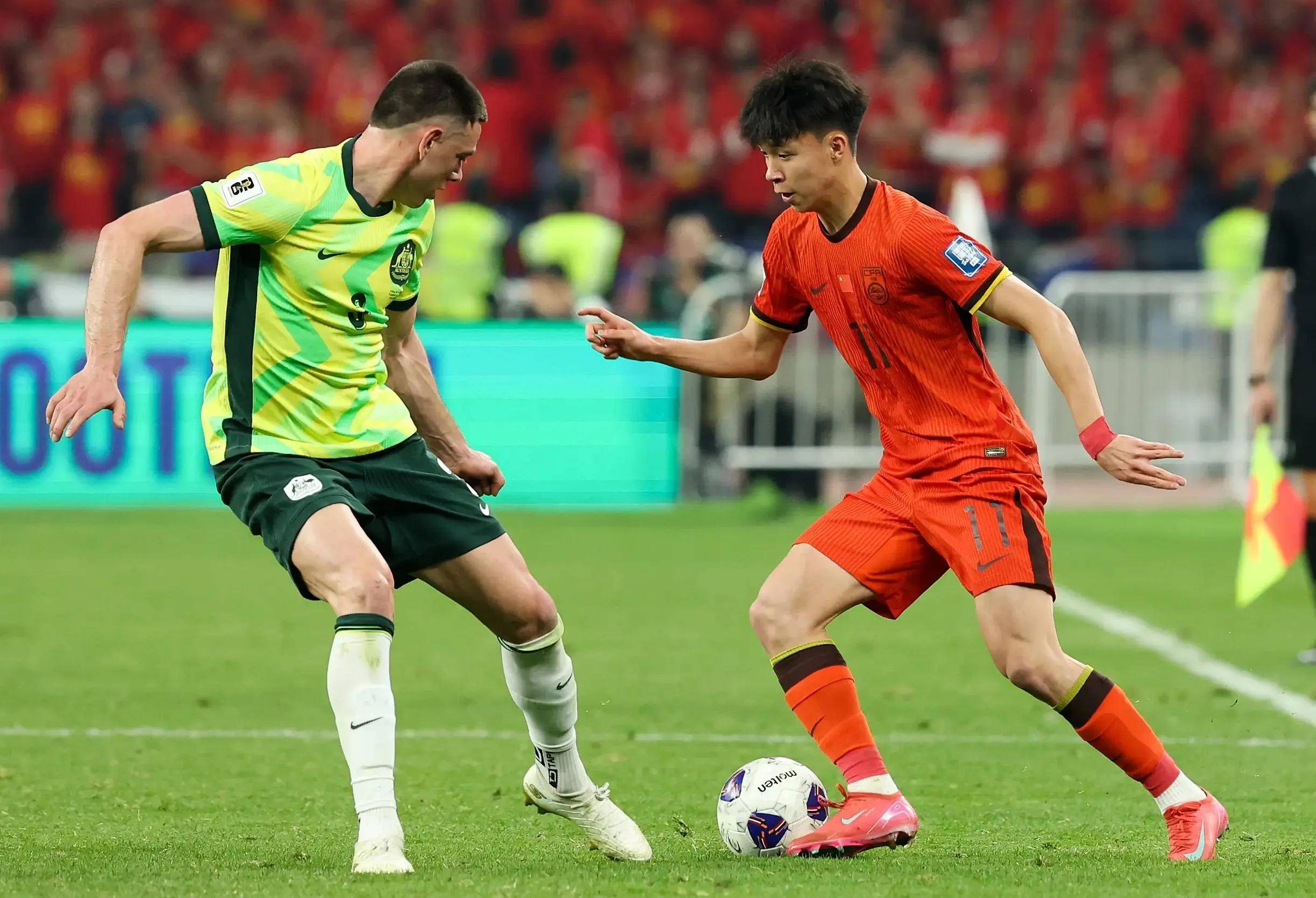 中超比赛频频受外界干扰，影响球员发挥的简单介绍