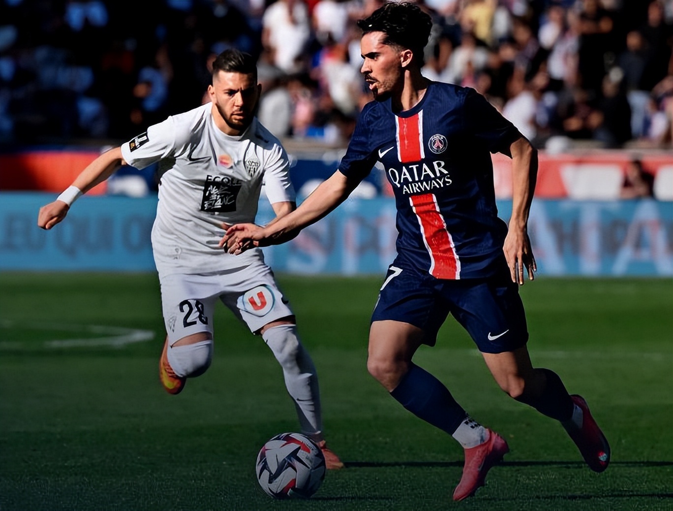 巴黎圣日耳曼客场险胜里尔，取得反弹胜利