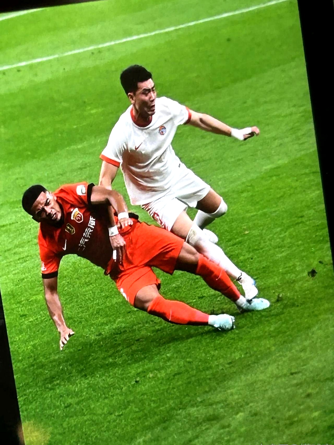 中超赛场上意外发生，球员表现受到关注